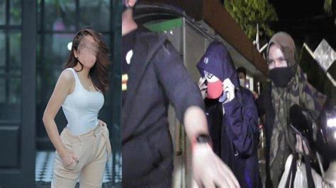 Hana hanifah mengunggah foto mengenakan baju bermodel crop top hitam dengan bagian pusarnya yang terlihat. Biodata Artis Bernama Hana Hanifah Diduga Terlibat ...