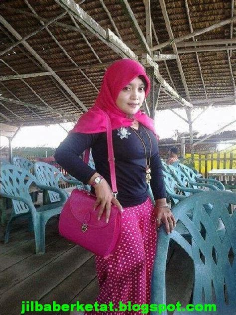 Tante semok dengan baju dan celana yang ketat : Fenomena Jilbaber Ketat - Tren Busana Hijab Yang Sedang ...