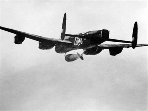 Elle fut inventée par l ingénieur aéronautique britannique barnes wallis (il inventa aussi la bombe rebondissante). First Use of A 'Grand Slam' Bomb - 14 March 1945 | British ...