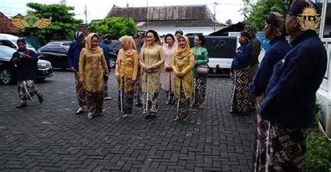 Material bahan bangunan yang satu ini memiliki peran yang sangat penting sekali karena digunakan untuk. Seperti Ini Tradisi Nyengker dalam Pernikahan Putra Mahkota Paku Alam X » JOGLOSEMAR NEWS