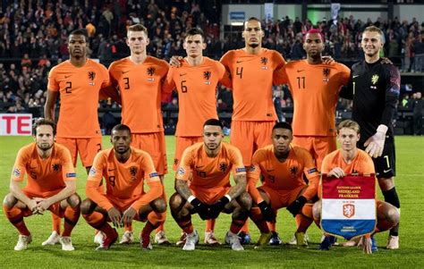 De afsluiting van de leerlingen van dingstede van jaren blokken. Oranje groepshoofd bij EK-kwalificatie | Nederlands ...