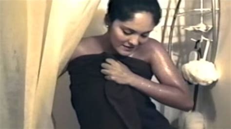 Tres belle mature nue language:fr. Il filme sa femme dans la salle de bain. Mais il va être ...