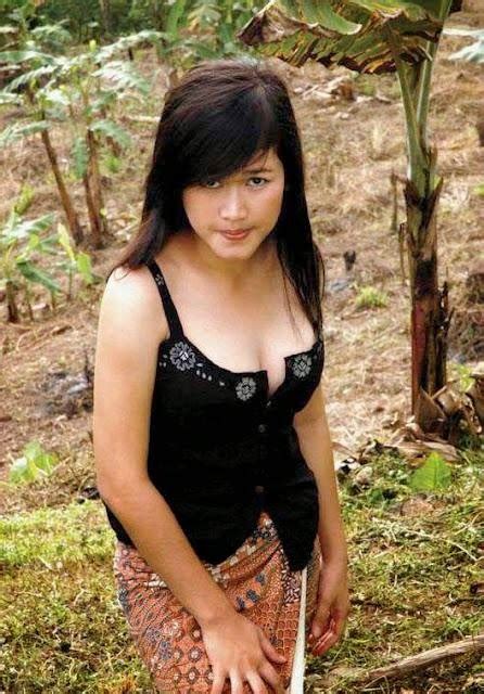 .ini rumah siapa pak?, ini rumah kosong, punya saudara saya, tapi sekarang kamu tinggalin aja nggak papa., ooh. UNIVERSAL: Gadis Desa Seksi