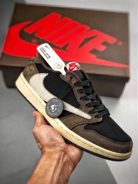 Jun 25, 2021 · travis scott hat für dior gerade eine gesamte kollektion entworfen. Travis Scott x Air Jordan 1 Retro Low | Air jordan, Nike ...