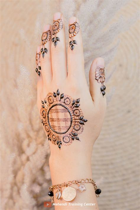 And luckily, they're easy enough to create. Gol Tikki Mehndi Designs For Back Hand Images / Gol Tikka ...