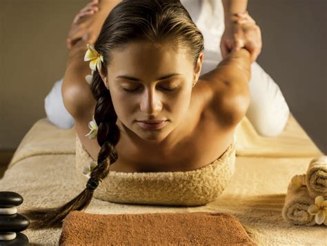 Lomilomi in the hawaiian and samoan language, the word used traditionally, called lomi, means to knead, to rub, or soothe; 7 facts about Lomilomi massage - Professional Beauty