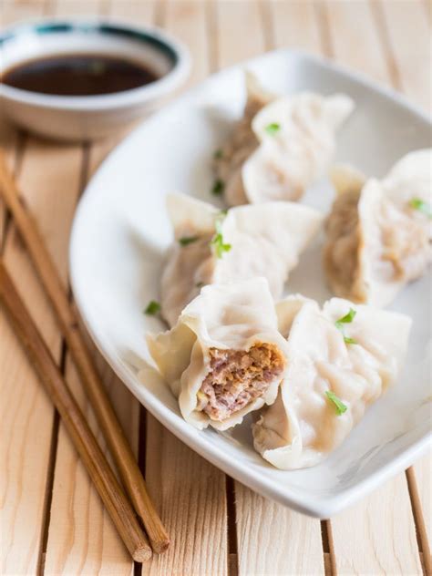 Vengono preparati con carne pesce e verdure e serviti con abbondante salsa di soia. Ravioli cinesi di maiale al vapore | Ravioli cinesi ...