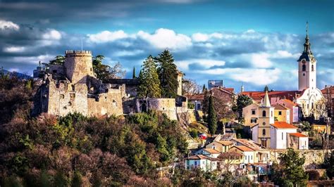 E' recentemente uscita nelle librerie storia di fiume, di giovanni stelli, edita dalle edizioni biblioteca dell'immagine di pordenone. Rijeka-Fiume - Taste Istria