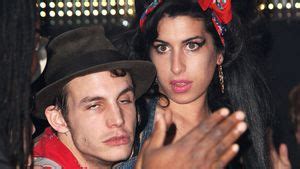 Amy winehouse triumphed despite rehab while outspoken rapper/producer kanye west offered an emotional tribute to his late mother sunday as both performers took home multiple grammy awards. Blake Fielder-Civil | Promiflash.de