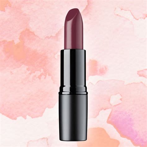 The colour glides on effortlessly and is revealed right away. Für trendige matte Lippen | Lippenstifte, Matter ...