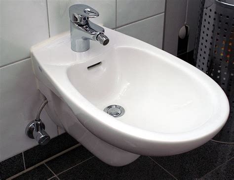 Bidets are normally situated near the toilet and are especially helpful to: bidet - ANW (Algemeen Nederlands Woordenboek)