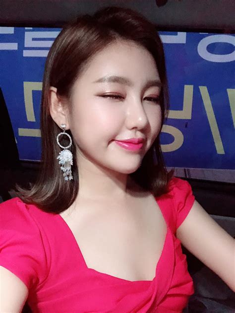 She is the winner of the 2019 reality television show miss trot. '마리텔2' 송가인, 팬미팅 방불케 한 뜨거웠던 현장..오늘(31일) 공개