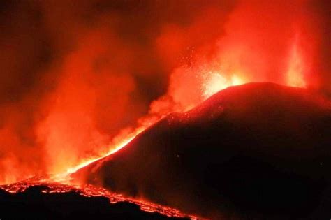 Authorities have reported no danger to the nearby towns and there has been no disruption to air traffic. Etna, un'eruzione spettacolare nella notte tra fiamme e neve