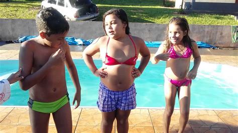 Para se refrescar no verão, aprovetar as férias e brincar com as crianças com as 10 brincadeiras do tempojunto para fazer na piscina. Desafio da piscina - YouTube