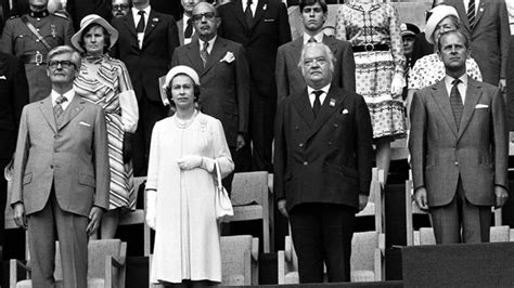 La boutique des unes et photos. La reine Élisabeth II à la cérémonie d'ouverture | ICI ...
