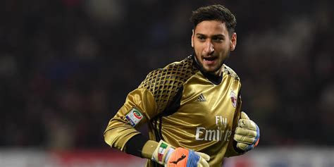 Born 25 february 1999) is an italian professional footballer who plays as a goalkeeper for serie a club milan also as. Il Milan ha detto che Gianluigi Donnarumma non rinnoverà ...