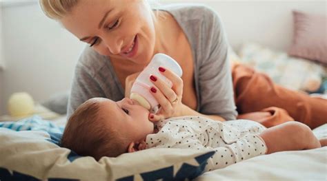 Si kecil sudah tak lagi mendapatkan asi dan ibu memberinya susu formula. Kapan Bayi Bisa Memegang Sendiri Botol Susunya? | Berbagi ...