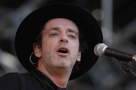 He either includes songs that are nice but not his best to make the album flow (casa and amo dejarte asi come to mind), or he chooses different versions of the originals (fantasma and tu cicatriz en mi, the latter an amazing rock remix). Cerati a través de su música (videos)