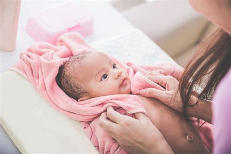 Meski umumnya tidak berbahaya, ada beberapa hal kondisi bayi kuning ditandai dengan warna kuning pada kulit atau bagian putih mata bayi. Penyebab & Cara Mengatasi Bintik Merah pada Kulit Bayi