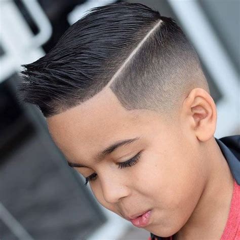 A typical mid fade is pretty much noticeable as a tapered cut between the temples and ears. Mid Fade Corte : 15 Awesome Mid Fade Haircuts For Men ...