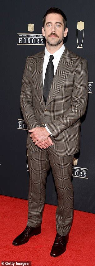 Shailene woodley is engaged to aaron rodgers, as she told jimmy fallon on monday. Shailene Woodley is seen WITHOUT a ring amid surprise 'engagement' to Aaron Rodgers | Daily Mail ...