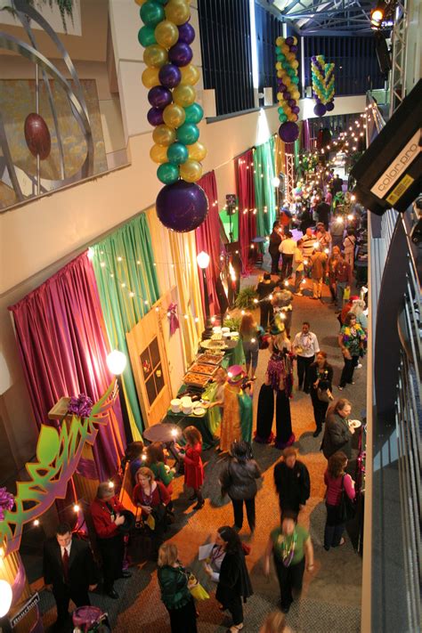 Have a blast at the extravagant mardi gras parades, witness huge floats and a mass of people at the street parties in new orleans. Indoor Bourbon Street atmosphere. | Mardi gras party ...