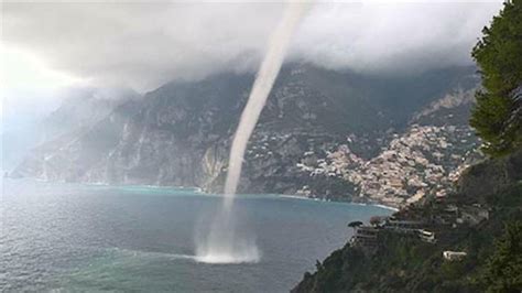 E naturalmente, con tutto il suo carico di acqua scrosciante. Spettacolare tromba d'aria in Costiera Amalfitana. IL ...