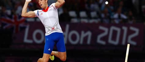 Renaud monte en puissance et décroche l'or olympique à londres 2012, avec une barre à 5,97 m, le record olympique à cette époque. Saut à la perche: Renaud Lavillenie bat le record du monde ...