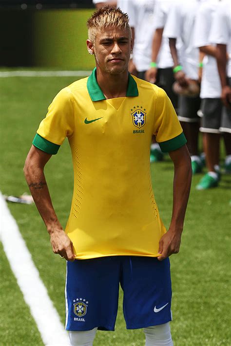 Até hoje, o uniforme da seleção feminina de rúgbi traziam o escudo dos tupis, da equipe masculina do brasil. HOMEM RG: Uniforme Seleção Brasileira 2013