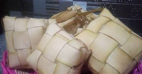 Uap di dalam panci tidak bisa keluar karena memiliki kerapatan tutup yang sangat rapat. Cara Membuat Ketupat Lebaran Dengan Presto