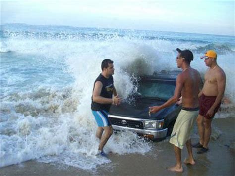 Take the task seriously though, with plenty of forethought and planning. 40 Awkward and Funny Beach Photos ~ Damn Cool Pictures