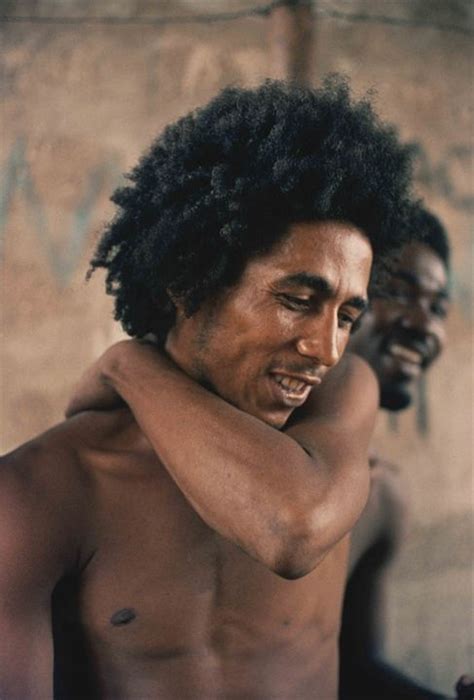 O trabalho de bob marley foi amplamente responsável pela aceitação cultural da música reggae fora da jamaica. Foto de Bob Marley - Marley : foto Bob Marley - SensaCine.com