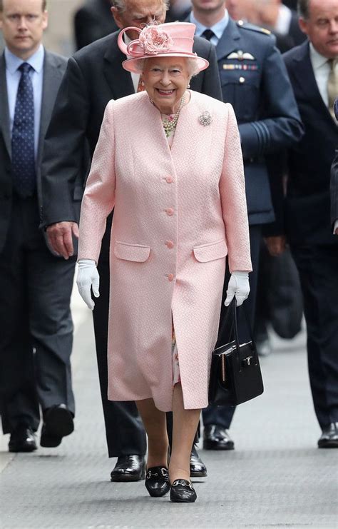 Quelques jours plutôt, il avait causé un accident de la route, blessant légèrement deux personnes. LA REINE ELIZABETH II ET LE PRINCE PHILIP D'ANGLETERRE ...