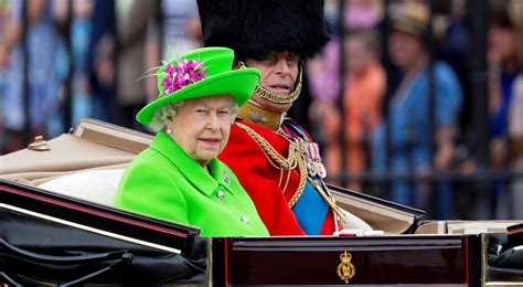 Nagły cios, wszyscy współczują stratyelżbieta ii jest zrozpaczona. Królowa panuje, ale nie rządzi. Elżbieta II ma formalnie ...