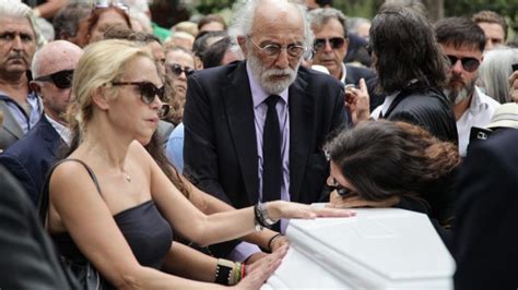 Η μαρία σολωμού (γενν.αθήνα, 1 οκτωβρίου 1974) είναι ελληνίδα ηθοποιός. Ζωή Λάσκαρη Κηδεία: Αγκάλιασαν το φέρετρο τα κορίτσια της ...