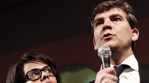 La compagne du ministre français arnaud montebourg a accepté l'invitation de la journaliste de d8. Quand journalistes et politiques font trop bon ménage