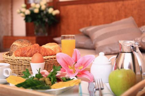Das frühstück im bett darf gern opulent ausfallen: Frühstück ans Bett im Ringhotel Landhaus Nicolai in der Säch | Hotel Amselgrundschlößchen