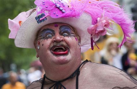 Bei bestem wetter waren am samstag rund 35.000 teilnehmer auf den straßen der deutschen. Christopher Street Day in Berlin: Gesellschaft definiert ...