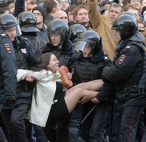 In moskau jedenfalls strömten am nachmittag unablässig menschen auf den puschkinplatz. Proteste gegen Korruption: Polizei nimmt Hunderte ...