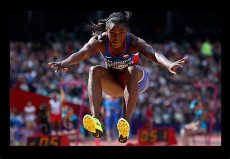 Colombia's flag bearer caterine ibarguen jumps for a photo during the opening ceremony of the el conmovedor mensaje de catherine ibargüen. Imagenes de la que gano medalla de plata - Catherine ...