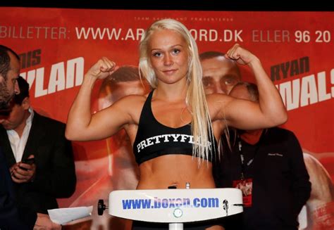 Dina thorslund (born 14 october 1993) is a danish professional boxer. dina-thorslund-sexy-boxer - ProBoxing-Fans.com