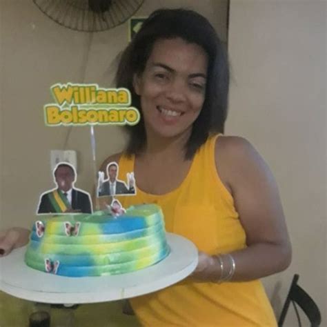 O presidente jair bolsonaro cumprimentou apoiadores no palácio do alvorada para comemorar o aniversário de 66 anos. Mulher comemora aniversário com o tema 'Jair Bolsonaro ...