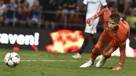 Brankář sevilla fc a české reprezentace / goalkeeper of sevilla fc and the czech republic / portero del sevilla fc y la república checa. Tomas Vaclik in Sevilla: Ein Torhüter mit Sternchen ...