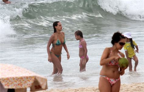 .josé rogério filipe samora, conhecido do grande público como rogério samora. EGO - Rogério Flausino namora muito no mar de Ipanema, no ...