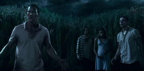 One second becky is on cal's right, and the next she's on his left. In The Tall Grass Review: Netflix Stephen King Horror ...