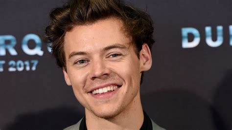 Harry edward styles was born on february 1, 1994 in bromsgrove, worcestershire, england, the son of anne twist (née selley) and desmond des styles, who worked in finance. Harry Styles: Überraschende Aussage zu Ex-Freundin Taylor ...