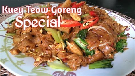 Kuey teow ialah sejenis mee yang lebar, nipis dan berwarna putih. Kuey Teow Goreng Special |Special Fried Kuey Teow - YouTube