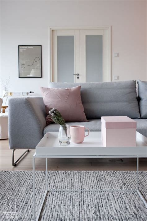 What is it about pink that makes us so happy? Metallic Grey And Bold Pink Home Decor Ideas - DigsDigs