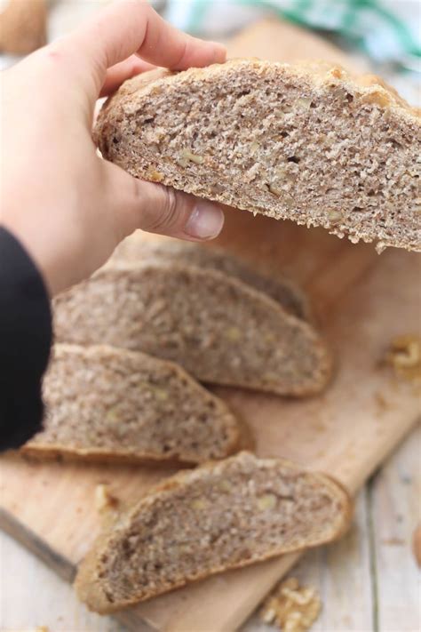 La crosta croccante nasconde un morbido interno con semi di anice. Pane morbido e integrale alle noci fatto in casa - Cibo ...