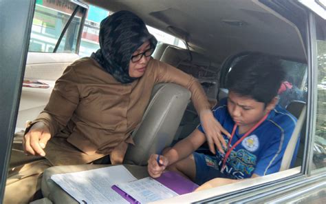 Di sebuah sekolah terdapat 90 siswa yang sedang menempuh tahap persiapan ujian. Siswa SD Ini Terpaksa Ikut UN di Dalam Mobil, Ada Apa ...